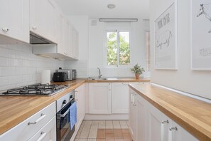 Een koelkast, een magnetron, een oven, een kookplaat