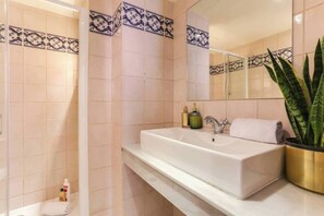 Hårtørrer, håndklæder