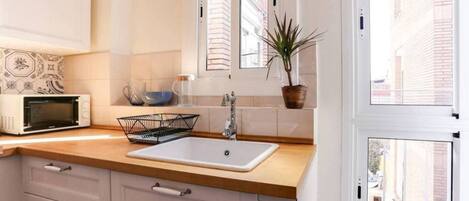 Frigorifero, microonde, forno, piano cottura