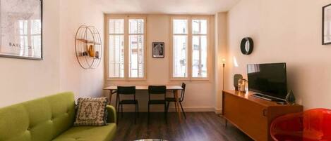 Una Smart TV, una oficina