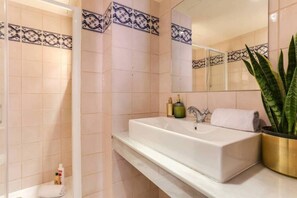 Secador de cabelo, toalhas de banho, shampoo 
