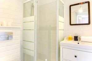 Hair dryer, towels, shampoo - Charming and luxurious apartment in the best location in Barcelona. (Barcelona)