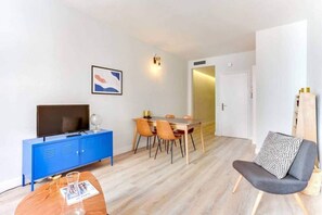 Smart TV, offices - Charming and luxurious apartment in the best location in Barcelona. (Barcelona)