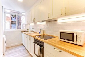 Fridge, microwave, oven, stovetop - Charming and luxurious apartment in the best location in Barcelona. (Barcelona)