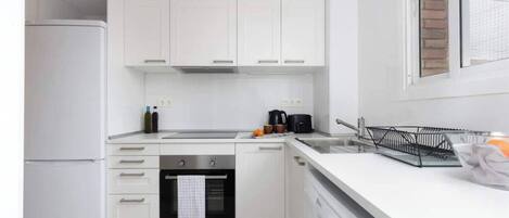 Een koelkast, een microgolfoven, een oven, een kookplaat