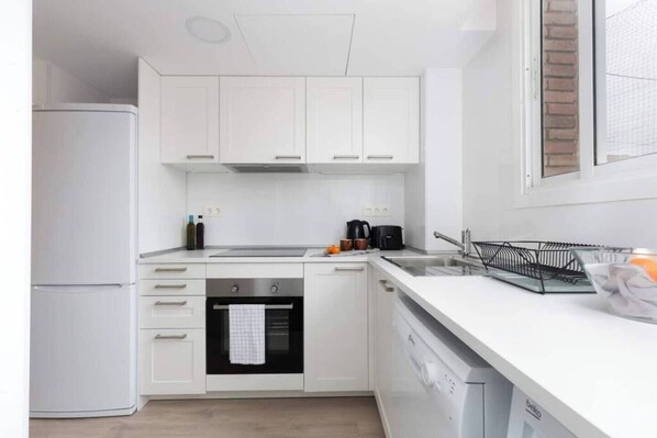 Køleskab, mikrobølgeovn, ovn, kogeplade