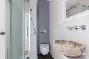 Hair dryer, towels, shampoo - Cozy penthouse in the best area of Barcelona (Barcelona)
