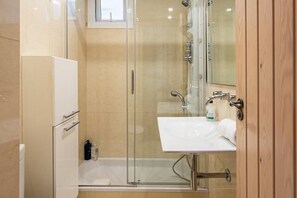 Hårtørrer, håndklæder, Shampoo, Toiletpapir