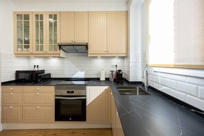 Een koelkast, een microgolfoven, een oven, een kookplaat
