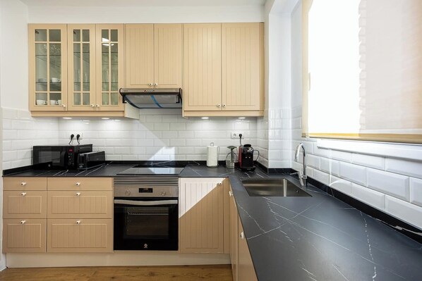 Kühlschrank, Mikrowelle, Ofen, Herdplatte