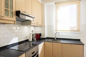 Kjøleskap, mikrobølgeovn, ovn og kokeplater