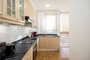 Fridge, microwave, oven, stovetop - Charming 2 bedroom in Trendy Gracia (Barcelona)
