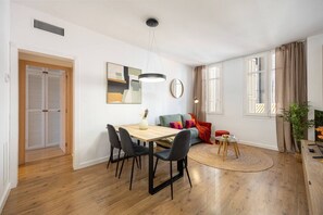 Smart TV, offices - Charming 2 bedroom in Trendy Gracia (Barcelona)