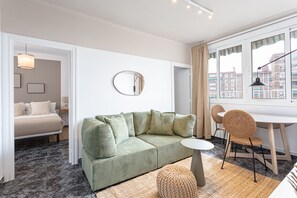 Smart TV, offices - Lovely and cozy 3 bedroom home completely refurbished and designed for a pleasant and comfortable stay in Barcelona. (Cornellà de Llobregat)