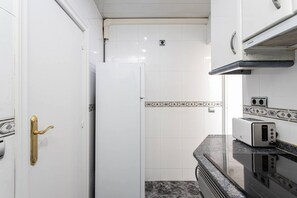 Fridge, microwave, oven, stovetop - Lovely and cozy 3 bedroom home completely refurbished and designed for a pleasant and comfortable stay in Barcelona. (Cornellà de Llobregat)