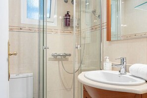 Hiustenkuivaaja, pyyhkeet, sampoo, vessapaperi