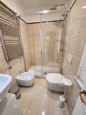 Shower, hair dryer, bidet, towels - Monolocale Suite con Terrazzino (Roma)