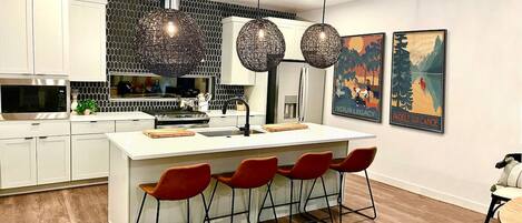 Frigorífico, microondas, horno y placa de cocina