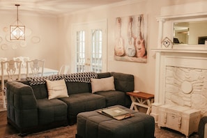 Smart TV - Discover Tranquility: Welcome to Firefly Cottage, Your Peaceful Retreat  (Franklin)