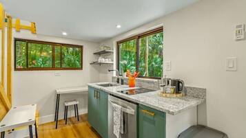 Réfrigérateur, plaque de cuisson, lave-vaisselle, cafetiÚre/bouilloire