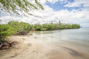 Playa privada en los alrededores, sillas reclinables de playa