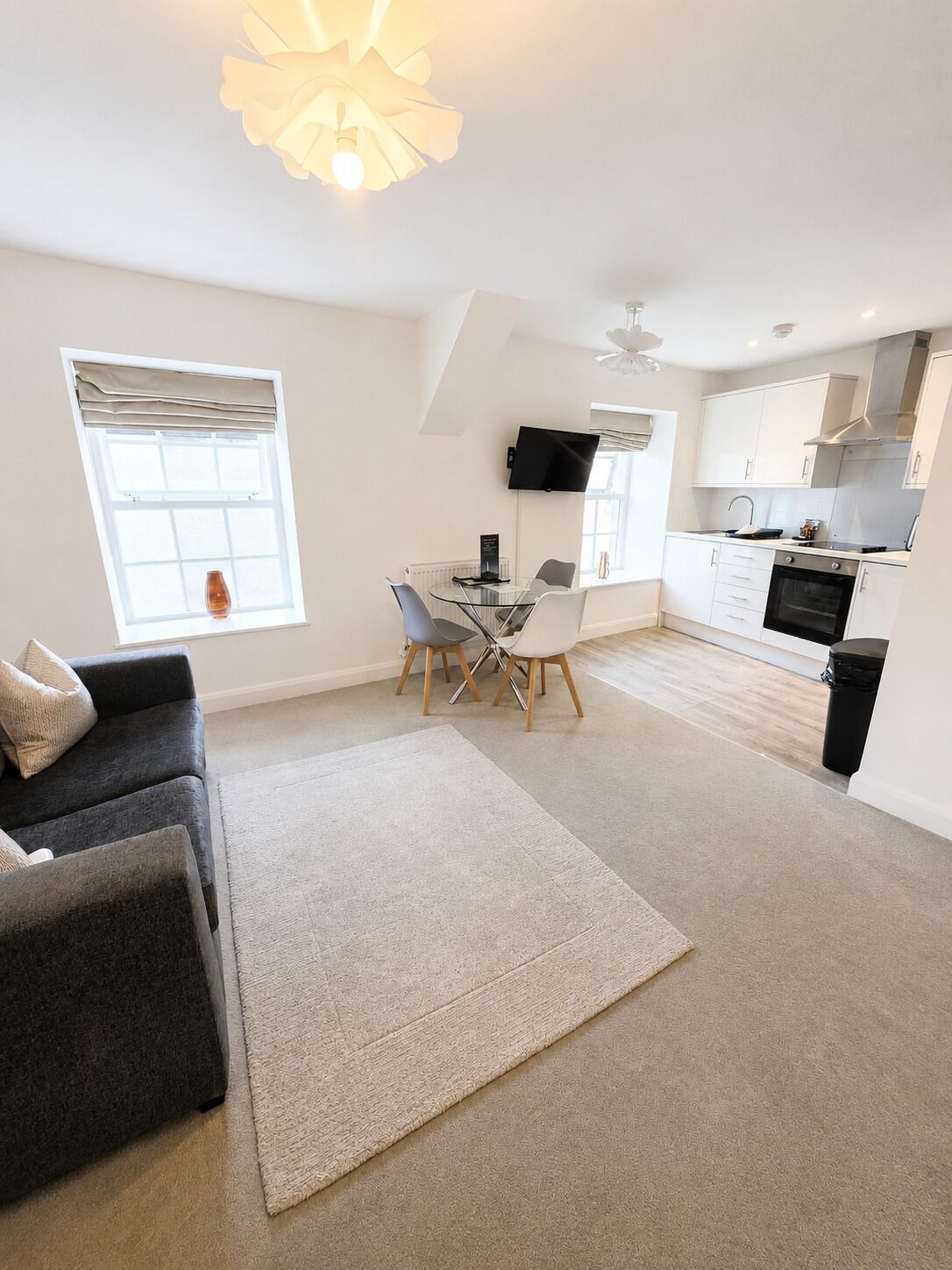 Apartment 10 Borrowdale | Woonruimte | Een 32-inch smart-tv met digitale zenders