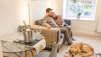 Derwent (Pet-Friendly) - Deluxe Double Bed Apartment | Área de estar | Smart TV 32 polegadas com canais digitais