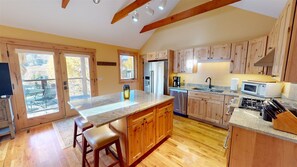Fridge, microwave, oven, stovetop - Cinnamon Mountain Getaway (Crested Butte)