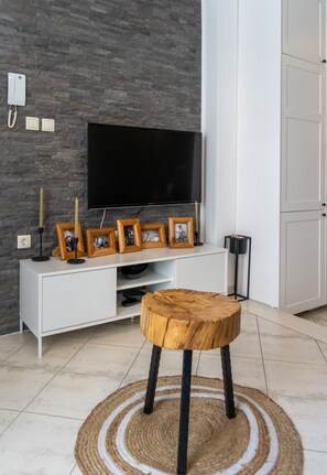 Leilighet | Oppholdsområde | En 80-centimeters Flatskjerm-TV med digitale kanaler