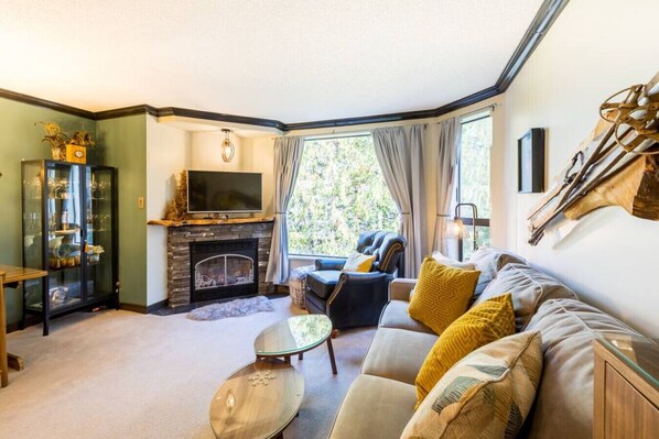 Smart TV, fireplace - Cozy Mountainside 1BR:Sleeps 4,Pool, Hottub, Sauna & Near Top Trails & Everything! (Whistler)