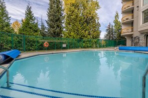 Utomhuspool och uppvärmd pool