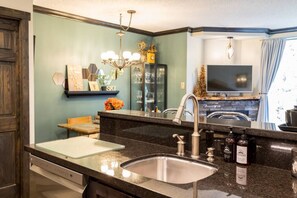 Fridge, microwave, oven, stovetop - Cozy Mountainside 1BR:Sleeps 4,Pool, Hottub, Sauna & Near Top Trails & Everything! (Whistler)