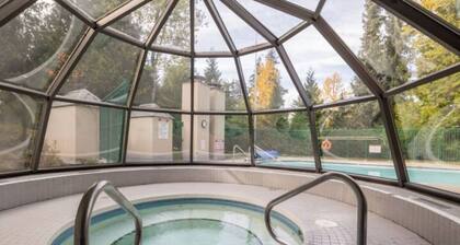 Cozy & Spacious 1BR:Sleeps 4,Pool, Hottub, Sauna, Walk to Shops, Restaurants & Trails!