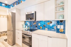 Geladeira, micro-ondas, fogão, cooktop