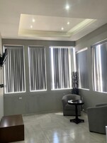 公寓 | 起居区 | 32-英寸智能电视 （配备数码频道）、加热地板