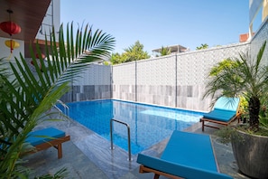 Una piscina al aire libre