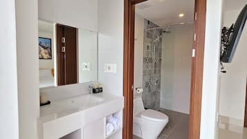 Double Room, 1 King Bed, Balcony, City View | Bathroom