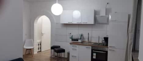 Frigorifero, microonde, forno, piano cottura