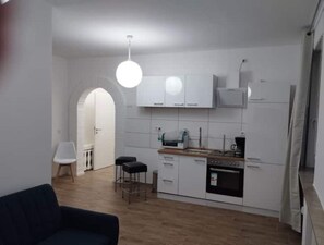 Fridge, microwave, oven, stovetop - Wohnung Monteure 4 Personen, Zentral, Ruhig, Küche (Lübbecke)