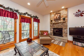 Smart TV, fireplace, DVD player, table football - Cozy Dog Friendly Retreat w/ Hot Tub & Views (McHenry)