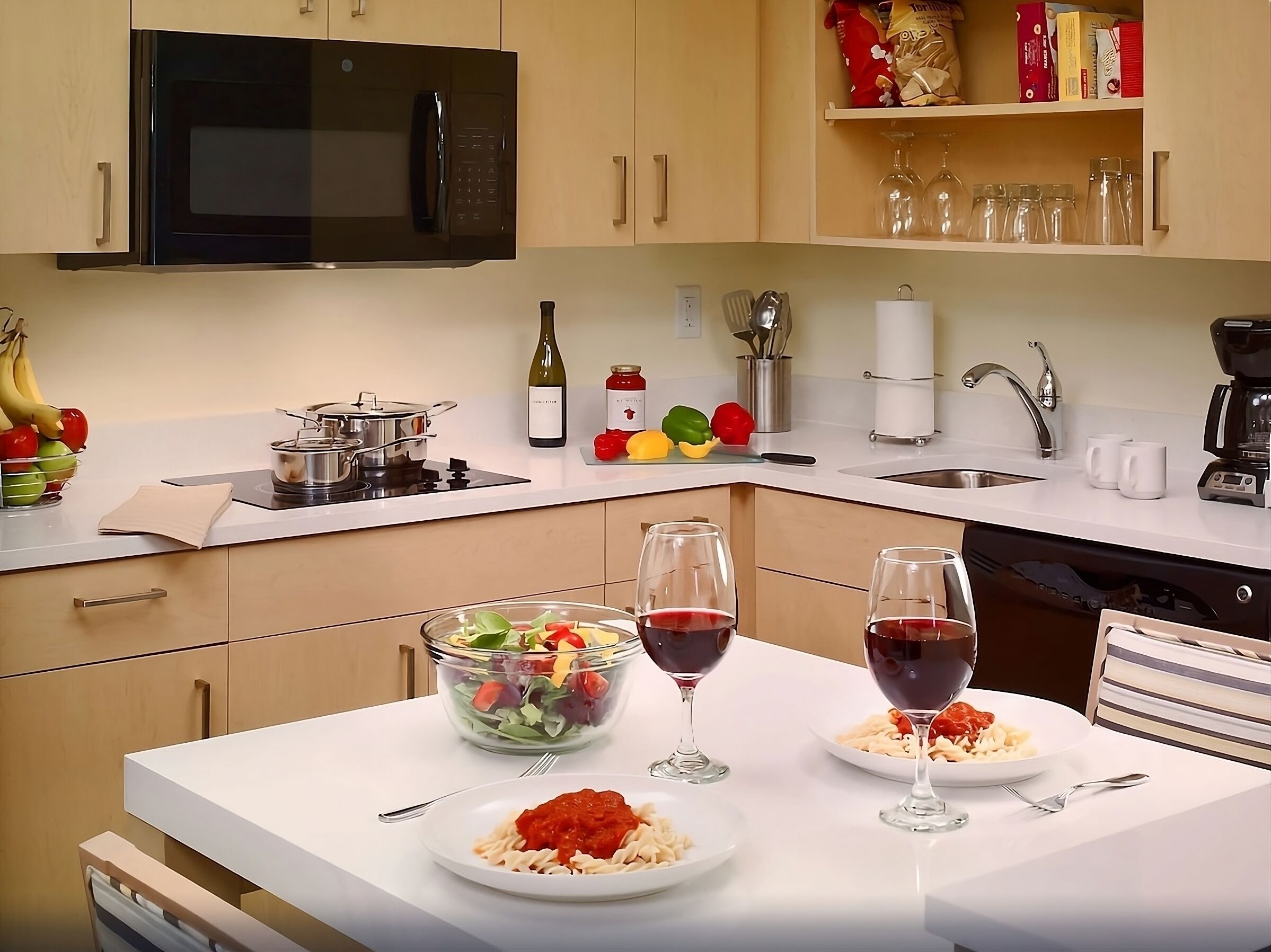 Convenient Getaway, Unit with Pool, Near Woodfield Mall, Schaumburg!