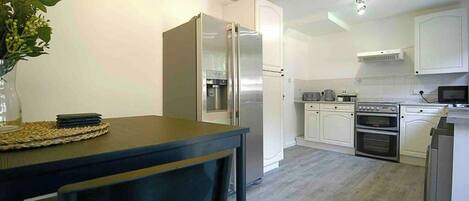 Kühlschrank, Mikrowelle, Ofen, Geschirrspüler