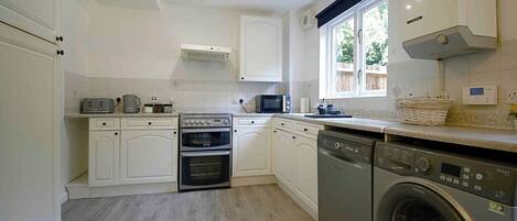 雪櫃、微波爐、焗爐、洗碗機