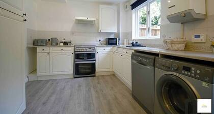 Camberley/ Sleeps 8 / Next to Hospital w/ Parking