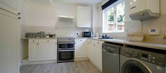 Camberley/ Sleeps 8 / Next to Hospital w/ Parking