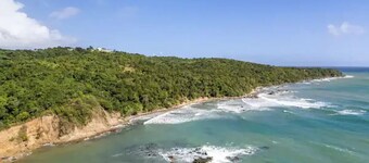 La Casa Blanca "jungle oasis" short walk to beach