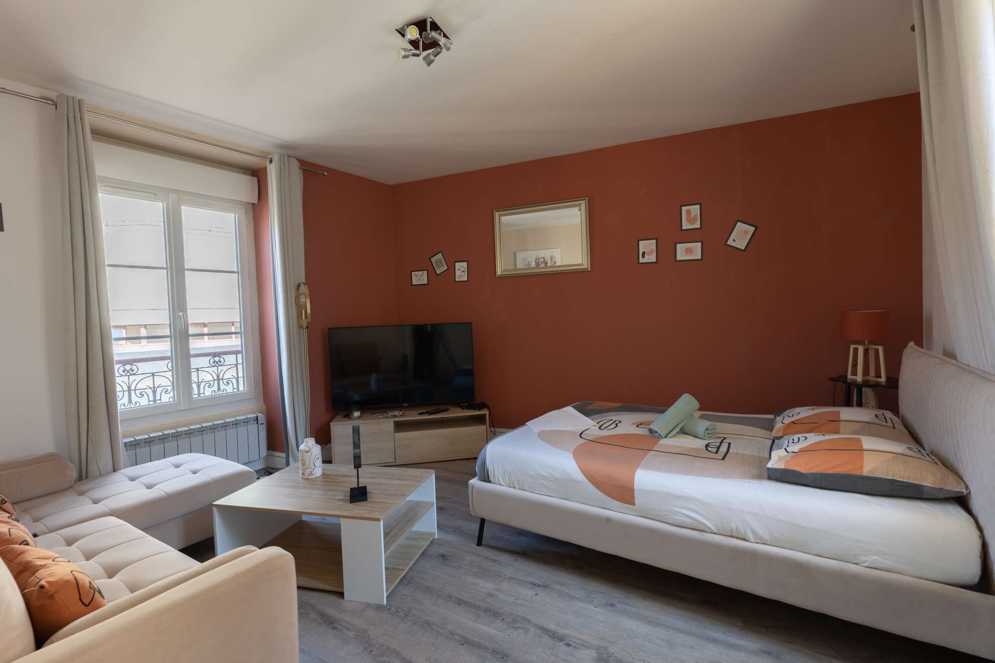 Een strijkplank/strijkijzer, reisbedje, wifi, beddengoed