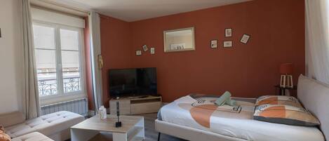 Strykjärn/strykbräda, resesäng, wi-fi och sängkläder