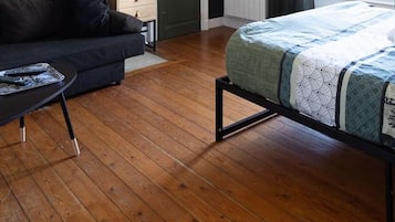 Iron/ironing board, travel crib, WiFi, bed sheets