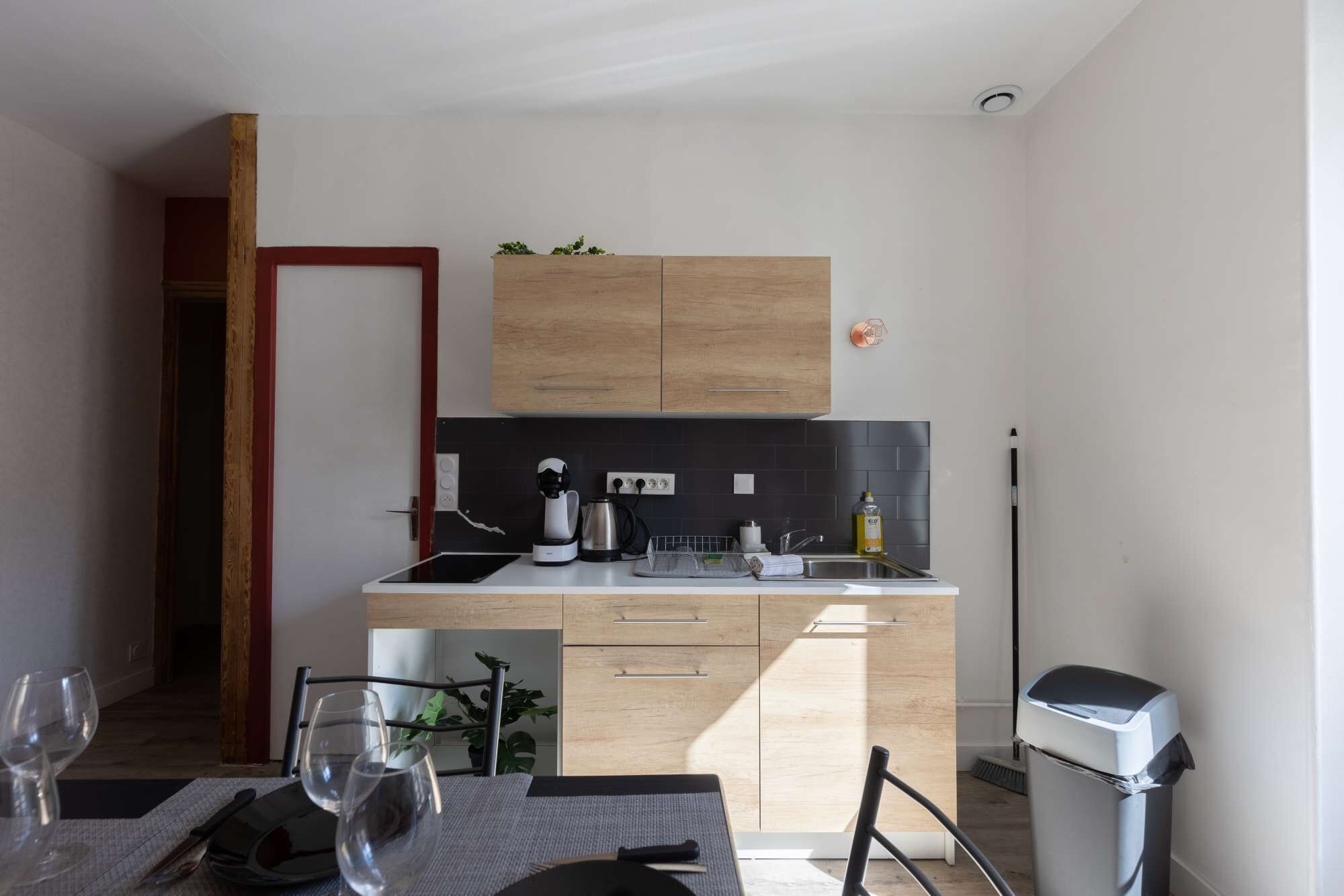 Cafetière-théière, réfrigérateur, four à micro-ondes, surface de cuisson